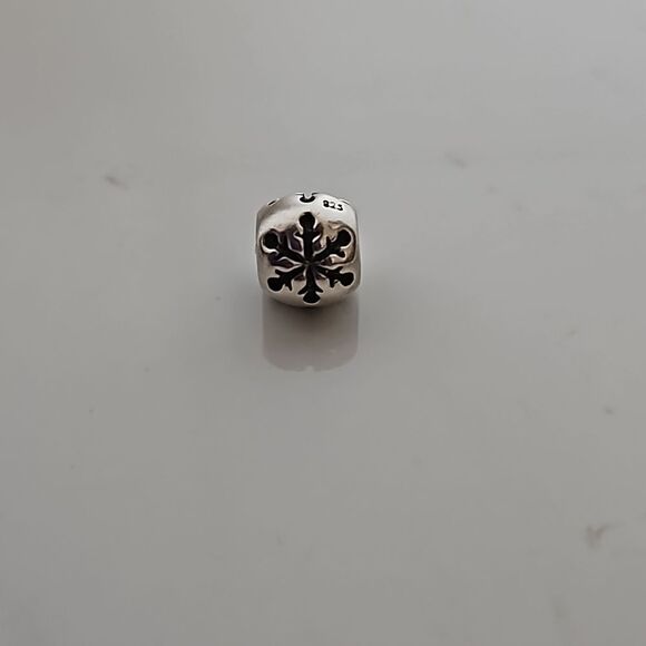Sterling Silver Snowflake Charm Stamped 925 - Picture 1 of 16